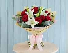 Букет цветов из:  Лилии и Розы в Лахденпохье