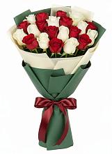 Букет Микс из красных и белых роз в Лахденпохье
