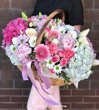 Композиция солнечный день в Лахденпохье Цветочная композиция из Розы, Хризантемы, Пионы и Лизиантусы в корзине в Лахденпохье
