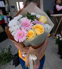 Букет цветов из:  Герберы, Розы и Хризантемы в Лахденпохье