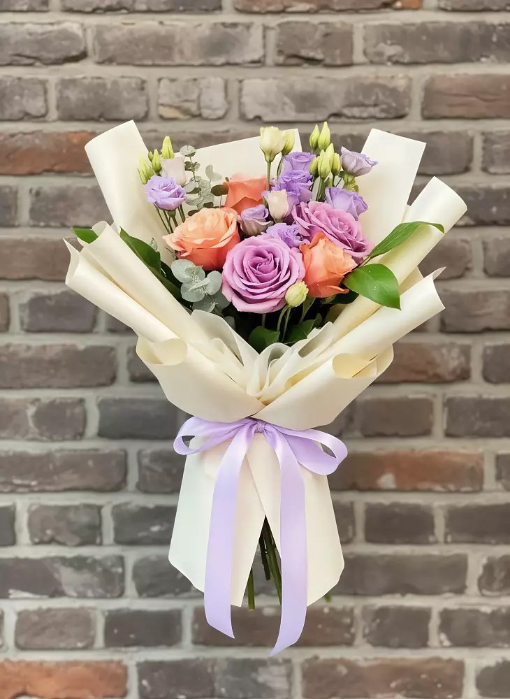 Букет цветов из: Лизиантусы и Розы в Лахденпохье