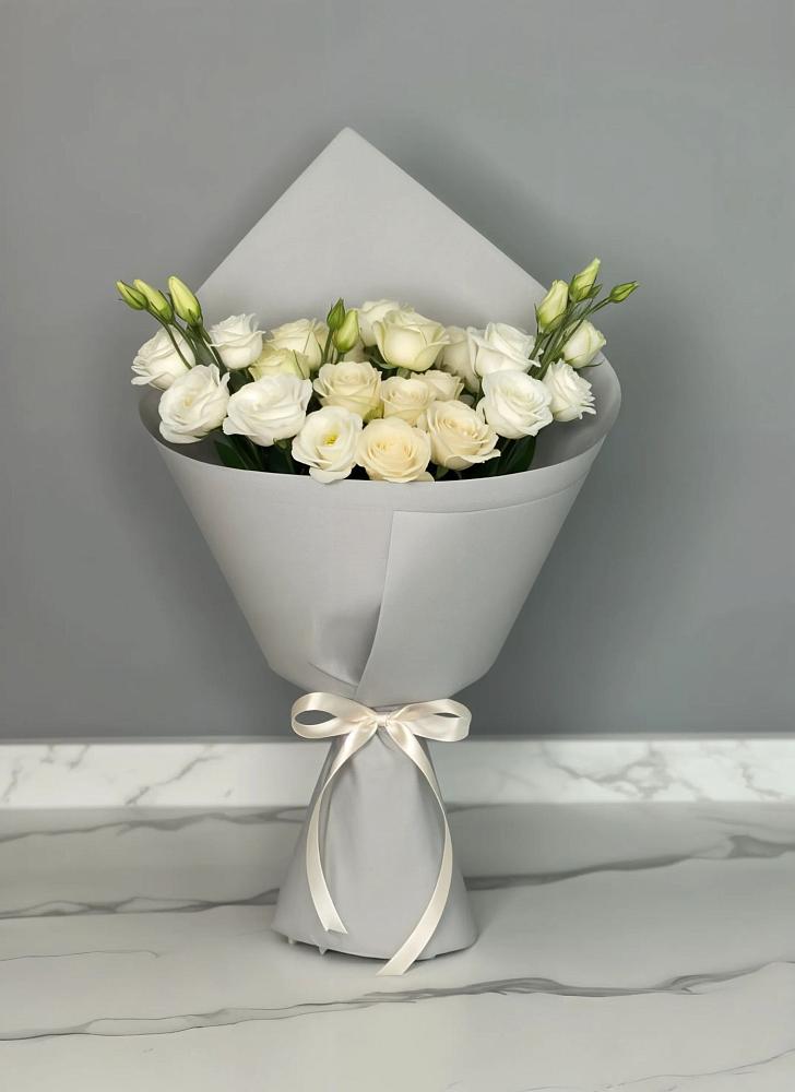 Букет цветов из: Розы и Лизиантусы в Лахденпохье