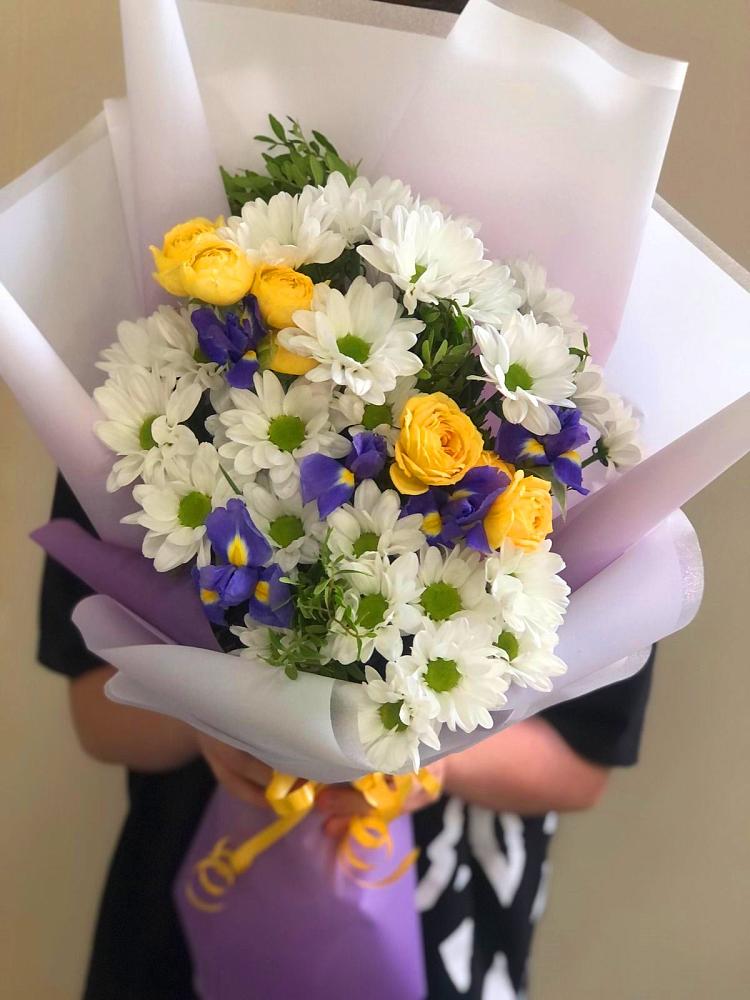 Букет цветов из: Ирисы, Хризантемы и Розы в Лахденпохье