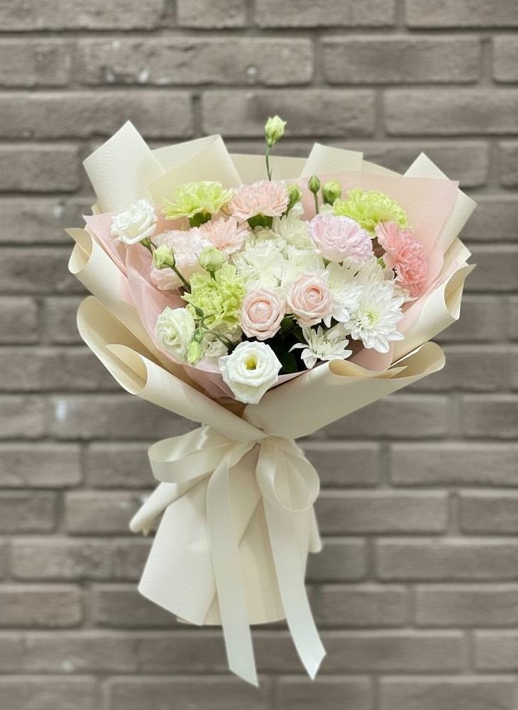 Букет цветов из: Гвоздики, Розы, Лизиантусы и Хризантемы в Лахденпохье