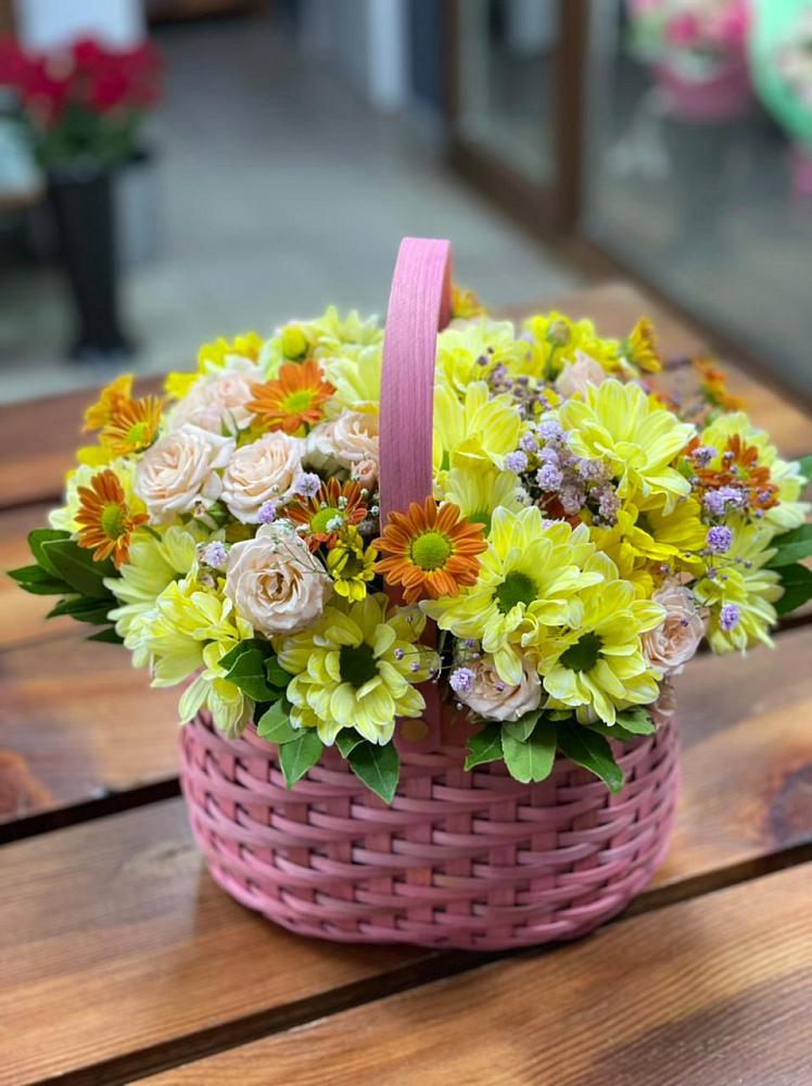 Цветочная композиция из Хризантемы и Розы в корзине в Лахденпохье