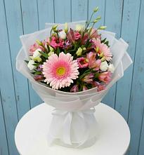 Букет цветов из:  Герберы, Альстромерии и Лизиантусы в Лахденпохье