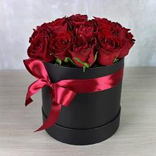 Цветочная композиция из Розы в шляпной коробке в Лахденпохье
