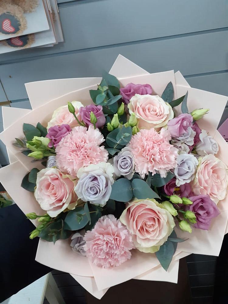 Букет цветов из: Розы, Гвоздики и Лизиантусы в Лахденпохье