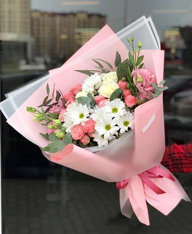 Букет цветов из: Розы, Лизиантусы и Хризантемы в Лахденпохье