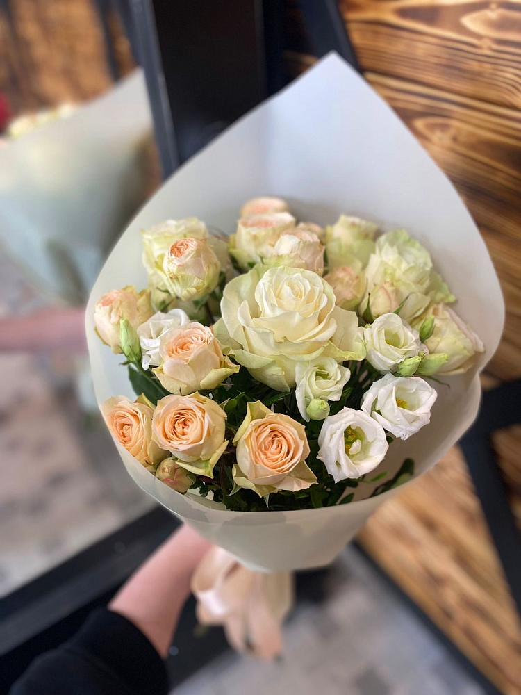 Букет цветов из: Розы и Лизиантусы в Лахденпохье